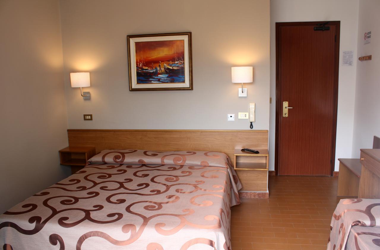 Hotel Helga Caorle Bagian luar foto
