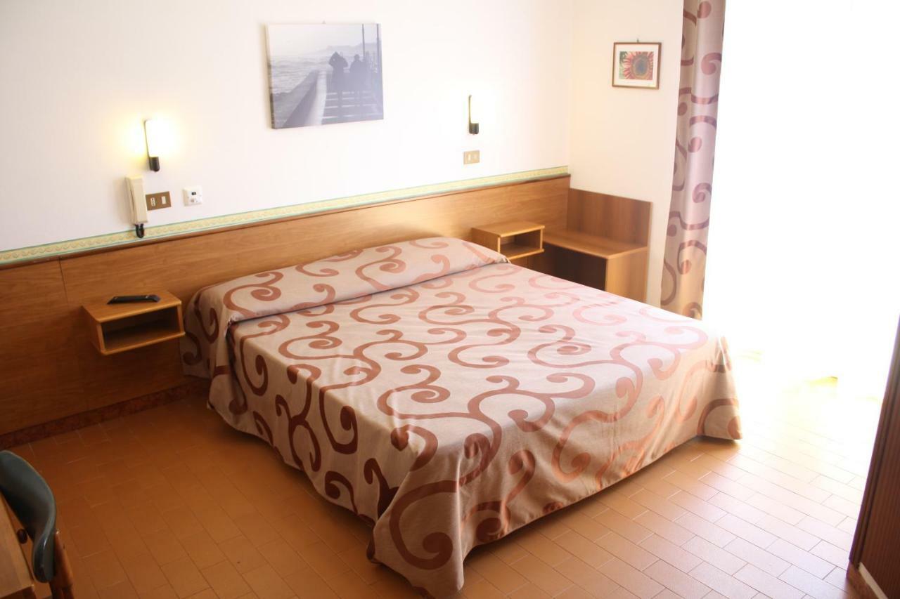 Hotel Helga Caorle Bagian luar foto